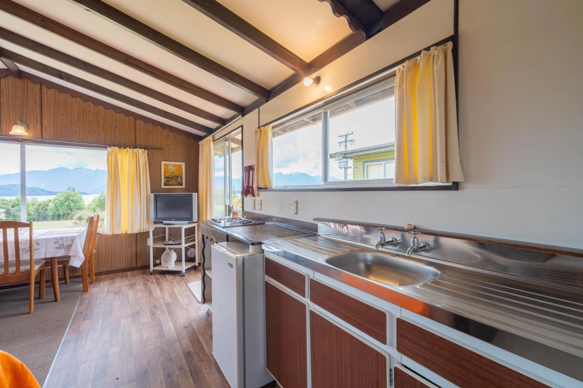 Manapouri Holiday Park Exterior photo